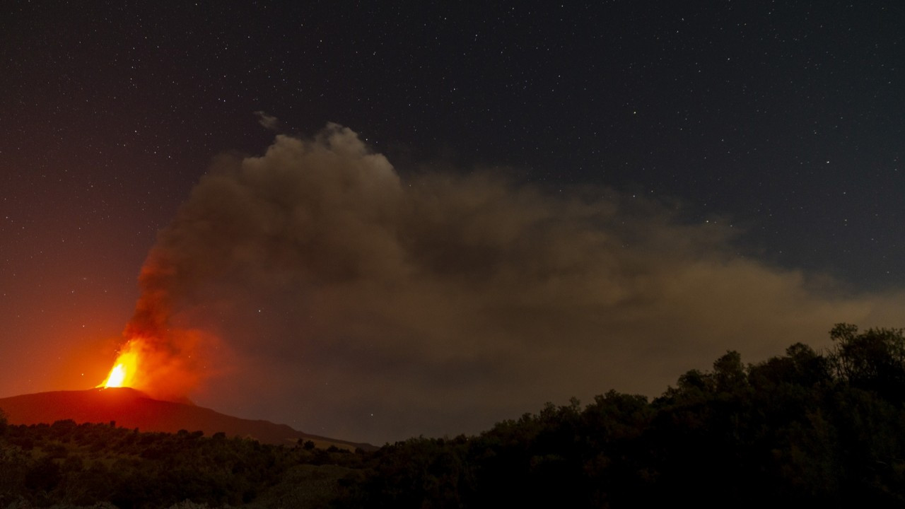 İtalya’daki Etna Yanardağı’nda volkanik hareketlilik sürüyor